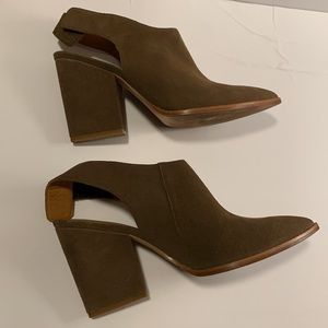 𝅺BETTYE Muller Olive Green Suede Heeled Booties Sling Back size 10M